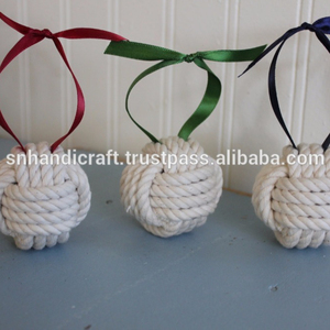 Adornos náuticos navideños de moda: Adorno de nudo de puño de mono y Adorno de bola de cuerda - Product Image 1