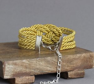   Pulsera de Cuerda Dorada Hecha a Mano con Nudo Mostaza, para la Felicidad - Product Image 1
