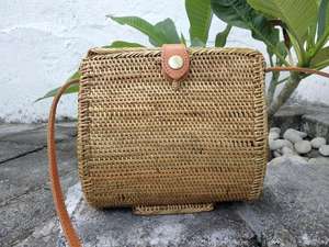 Bolso de mano de ratán vintage a un precio razonable - Product Image 5