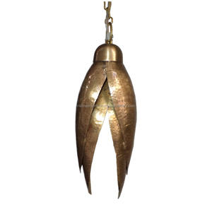 Lámpara colgante pequeña y grande con forma larga de vidrio de latón y hierro para hoteles y uso en interiores - Product Image 1