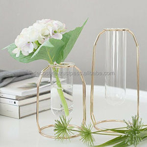 Putwo Jarrón de mesa de latón Diseño de flores elegantes para decoración del hogar - Product Image 1