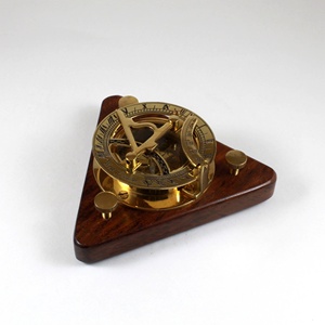Boussole nautique à cadran solaire en laiton poli de 2 pouces avec métal et verre et base triangulaire en bois - Product Image 2
