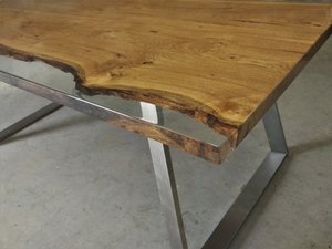 Plateau indien en résine époxy, pieds en métal, Table à manger - Product Image 4