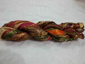 Bandes de soie sari multicolores de couleurs unies assorties pour les magasins d'artisanat Spinners Jewellery Designers - Product Image 3