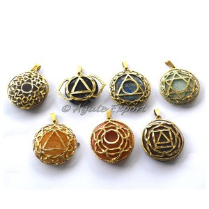 7 Chakra piedra disco con latón Chakra colgante símbolo - Product Image 1