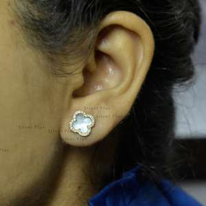 Meilleures ventes de clous d'oreilles fleuris en or jaune 14 carats avec nacre et diamants SI qualité H couleur vente en gros - Product Image 2