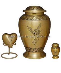 Urnes de crémation d'ange en laiton avec coeur et souvenirs Fourniture commerciale Vaisselle Memorial Container Vente chaude - Product Image 1