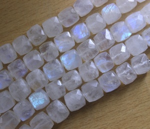 ลูกปัดหินมูนสโตนสีรุ้งไฟสีฟ้าประกายหินคริสตัลธรรมชาติขนาด8มม. รูปทรงลูกบาศก์เหลี่ยมเพชรพลอยคุณภาพระดับ AAA - Product Image 1