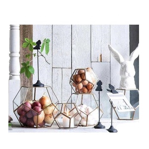 Terrarium géométrique en verre et cuivre Petit vase de table au design classique Terrarium en laiton pour usage domestique pour les mariages - Product Image 1