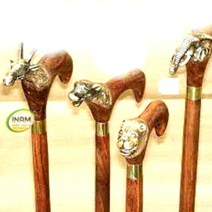 Bâtons de marche en bois de conception antique personnalisée avec poignée en laiton animal pour la randonnée - Product Image 1