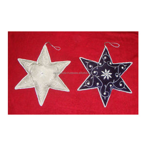 Hermoso Adorno Navideño de Tela Bordada con Estrellas - Product Image 1