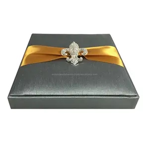 豪华婚礼邀请盒及Fleur De Lis胸针点缀的dupioni丝炭灰色