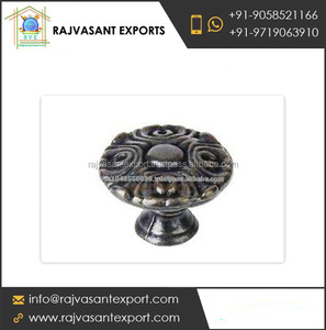 Bouton de porte Flora en fonte solide au design moderne pour armoires de cuisine pour fenêtres d'hôtel et intérieurs de style moderne - Product Image 3