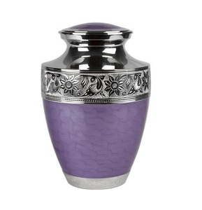 Urna Funeraria de Latón Estilo Americano para Adultos - Product Image 1