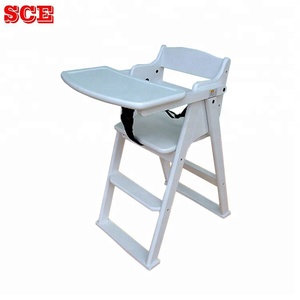 Chaise haute pliante traditionnelle en bois massif pour bébé avec ceinture de sécurité et pochette pour les repas et les sorties au parc - Product Image 2