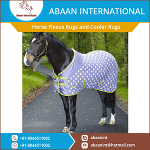 Couverture de cheval en polaire premium, légère et respirante, avec sangles de poitrail réglables - Product Image 4