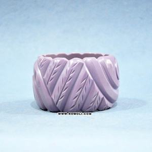 Brazalete Grande de Resina Tallada Morada, Joyería Retro Antigua de Baquelita - Product Image 2