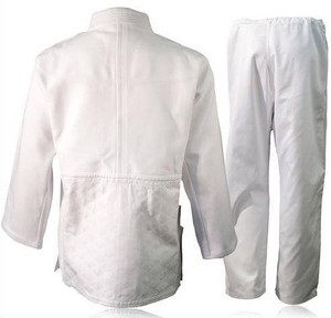 Gi de judo de style traditionnel de haute qualité pour la pratique du karaté - Product Image 1