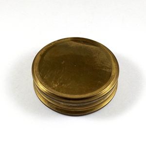 Brújula antigua de latón náutico de 3 pulgadas con calendario de 50 años dentro de Funda de cuero hecha de aleación de metal y texto grabado en vidrio - Product Image 4