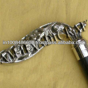 Bâton de marche en bois fait à la main avec feuille élégante en laiton et poignée de fleur pour les activités de plein air comme la randonnée - Product Image 2