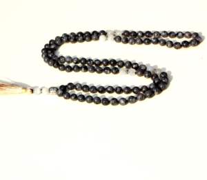 Collar de Yoga Mala Unisex de Larvikita y Piedra Lunar, 108 Cuentas de 6mm, Hecho a Mano con Piedras Preciosas, Certificado por Terceros - Product Image 2
