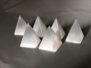 Pirámide de Piedra Solar Blanca Natural Pulida - Product Image 3