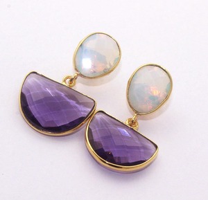 Pendientes colgantes de opalite y amatista, pendientes de tuerca chapados en oro, conjunto de bisel hecho a mano de latón, pendientes de diseñador - Product Image 2