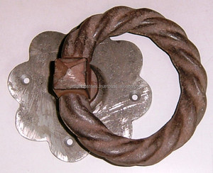 Catégorie de produit Cylindres de serrure OMG Industries Serrure à anneau pour portail en fonte naturelle en finition noire - Product Image 1