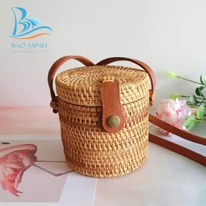 Bolso de hombro de mimbre cilíndrico de estilo bohemio con decoración de lazo y borla hecho a mano de Vietnam - Product Image 1