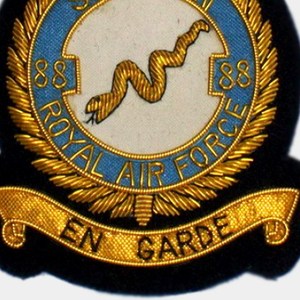 Insignia de chaqueta real de alambre de oro bordado en 3D personalizado OEM, parche de fieltro para coser en la escuela, tela de lentejuelas, insignias de precio de fábrica - Product Image 3