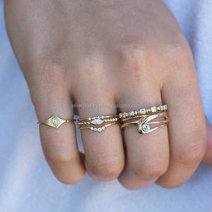 Anillo de oro amarillo de 14K con forma de rombo, joyería hecha a mano - Product Image 4