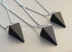 Pendentif pyramides tendance en acier inoxydable plaqué or 24 carats avec pierre noire et sertissage clos pour enfants - Product Image 2