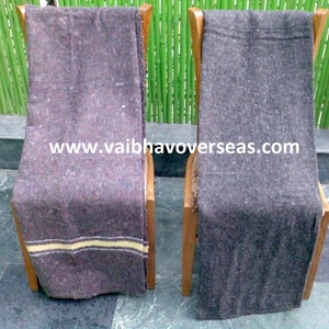 150x200 cm Laine Polyester Relief Couverture Portable Portable Solide Motif Couverture D'hiver pour Sans-Abri/Réfugié Hôtel Voyage Plaine - Product Image 2