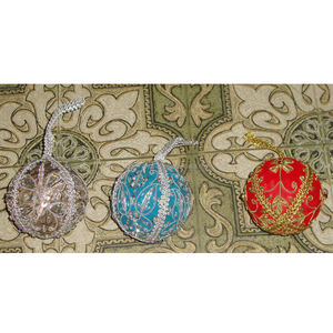 Boules de Noël brodées à la main, ornement suspendu - Product Image 1