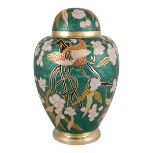 Urna Funeraria de Latón Estilo Americano Verde con Flores Rosas para Adultos, Artículos Funerarios para Cremación Brassworld India FU-128 - Product Image 1