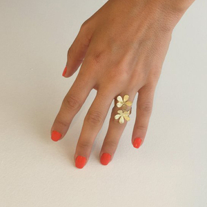 Bague de fiançailles en plaqué or de haute qualité pour femmes Design de fleurs à la mode - Product Image 1