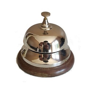 Campana de Mesa Náutica de Latón Pulido con Tema de Amor para Celebraciones de Año Nuevo - Product Image 1