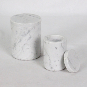 Ensemble de bocaux de rangement élégants en marbre blanc avec couvercles élégants et durables, parfaits pour organiser la salle de bain ou la cuisine - Product Image 1