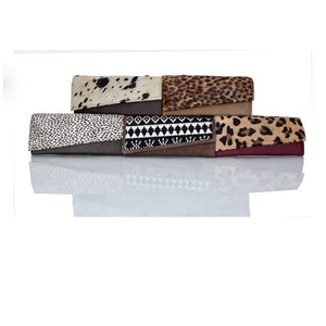 Cartera de mano de cuero genuino tallada antirrobo para mujer, cierre de cremallera, solapa con estampado Animal, bolso del fabricante, exportado a la India - Product Image 1