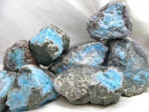 
 
 
 Pierre précieuse naturelle Larimar, bleu ciel, brute, non taillée, pierres brutes en gros - Origine brésilienne, effets optiques naturels, matière brute non taillée - Product Image 3