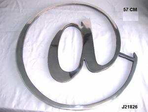 Décoration murale Tête de taureau en fonte d'aluminium disponible en deux tailles et en finition polie miroir - Product Image 3