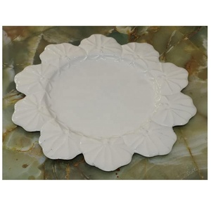 Placa de cargador de boda blanca con borde de hoja, diseño redondo en relieve de hierro metálico, patrón grabado, plato de estilo INS ecológico para eventos - Product Image 3