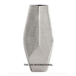 Vase à fleurs en métal aluminium au design élégant, à utiliser pour la décoration de la maison et du jardin, taille personnalisée, fabrication artisanale, vente en gros en vrac - Product Image 1