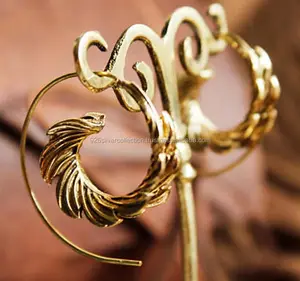 高品质时尚新款螺旋设计黄铜耳环的派对女孩