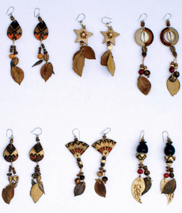 Boucles d'oreilles ethniques sculptées graines tropicales faites à la main style hippie sud-américain en vente-bijoux de mode uniques - Product Image 1