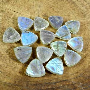 Collection 2019 : Doublet de Labradorite Naturelle en Cristal, Forme Trillion 15x15mm, 9,25 carats, Qualité AA, Ishu Gems - Product Image 2