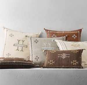 Coussins en soie de cactus tissés à la main marocains dans des couleurs mélangées disponibles - Product Image 1