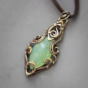 สร้อยคอทองเหลืองประดับด้วยลวดสไตล์วินเทจสีเขียวประดับด้วยลูกปัดหินควอตซ์สีเขียว - Product Image 2