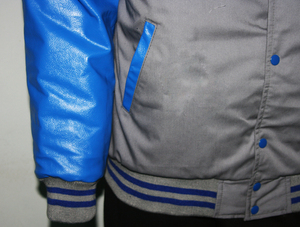 Chaqueta con Capucha de Cuero Estilo Universitario Americano con Logotipo Frontal - Product Image 3