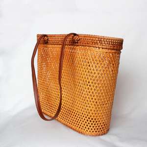 Bolso de mano de mimbre natural, artesanía de Vietnam, con cierre de cuero - Product Image 2